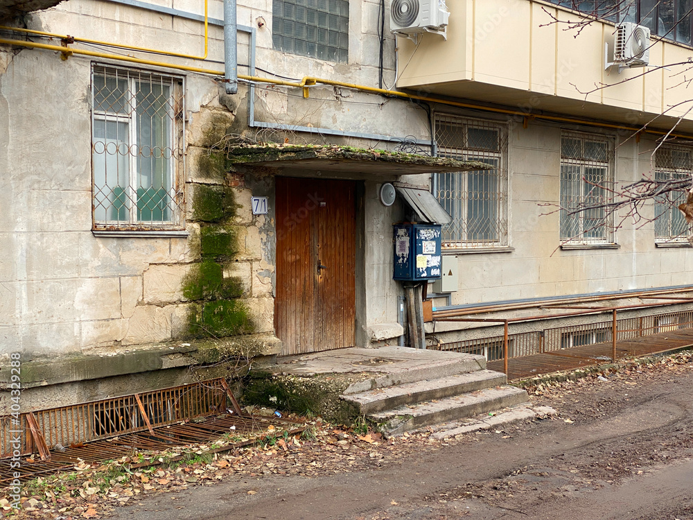 Φωτογραφία Old wooden door to the entrance hall of an soviet apartment building