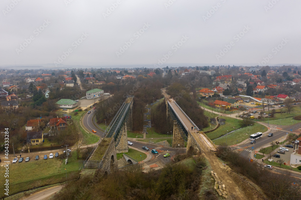 Φωτογραφία Biatorbágy, Hungary - Aerial view of the famous Viaduct of Biatorbágy on a foggy winter day