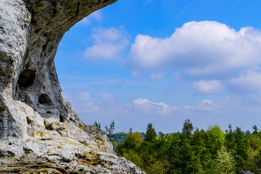 Jura Krakowsko-Częstochowska Wiosna Łuk skalny na tle błękitnego nieba