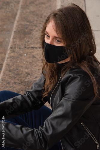 Beautiful woman in the city with black face mask for protection from contagion by Coronavirus, Covid-19 © Elmer Hidalgo Photo