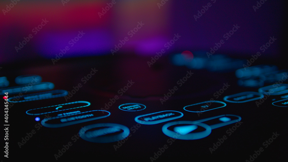 Podświetlona stacja DJ, w tle ciepłe, imprezowe kolory. Błękitne, smukłe przyciski urządzenia. - obrazy, fototapety, plakaty 