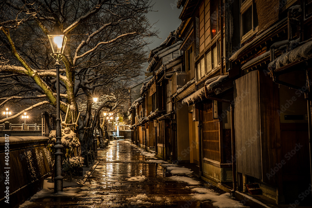 金沢・主計町茶屋街の雪の夜