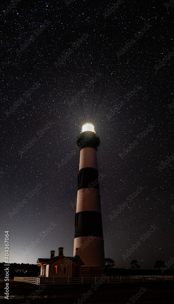 Φωτογραφία Stars streak across the night sky in front of the Bodie Island Lighthouse in the