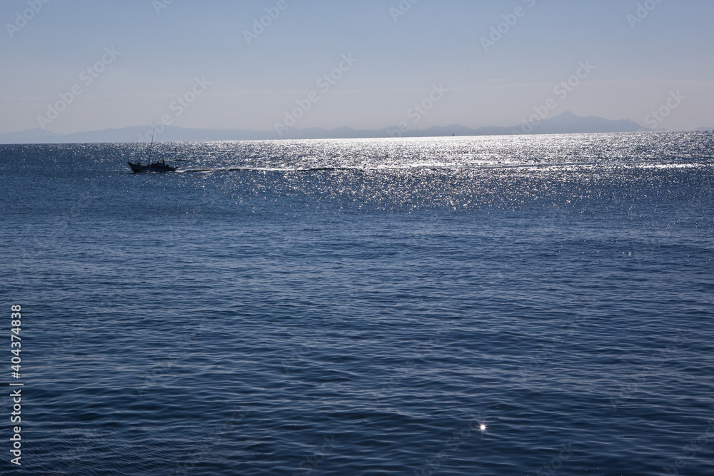 串木野市の穏やかな海と小舟	