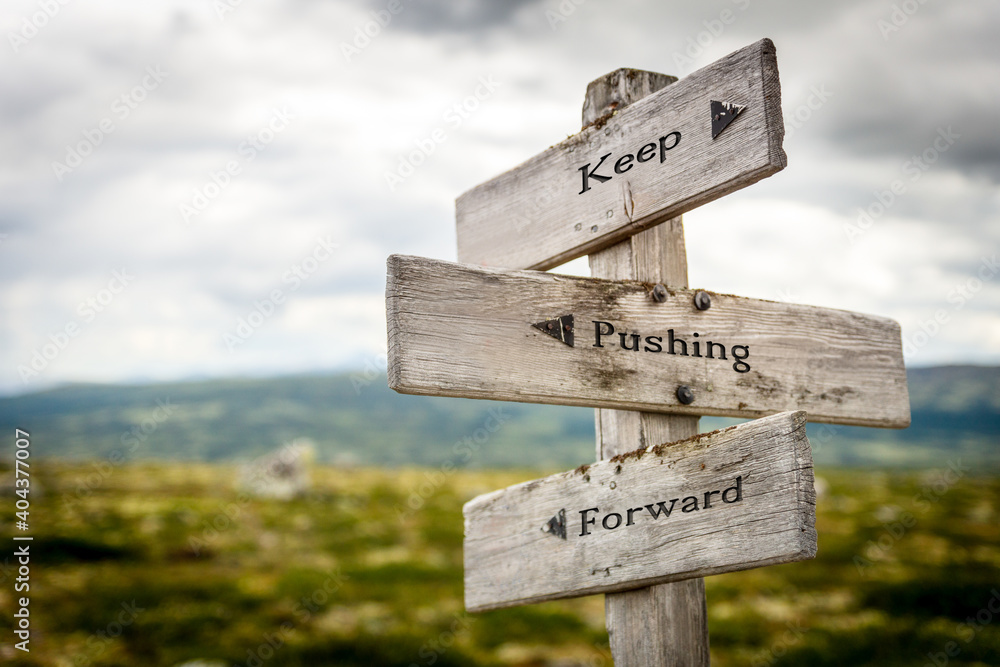 Φωτογραφία keep pushing forward signpost outdoors in nature