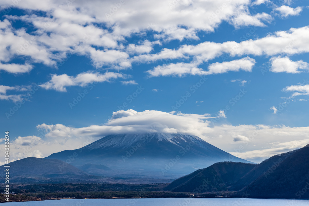 雨傘のような雲をかぶった富士山