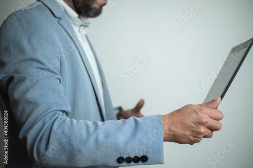 Hombre de negocios con traje casual en fondo blanco haciendo negocios