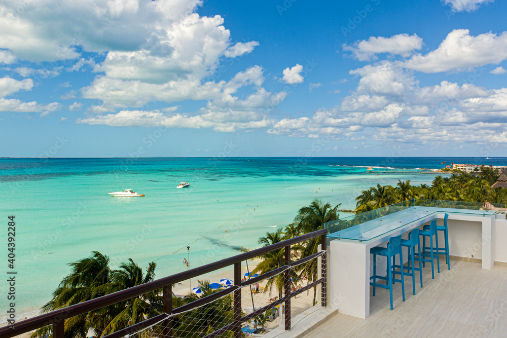 Fototapeta premium vista desde un balcón de playa norte en isla mujeres