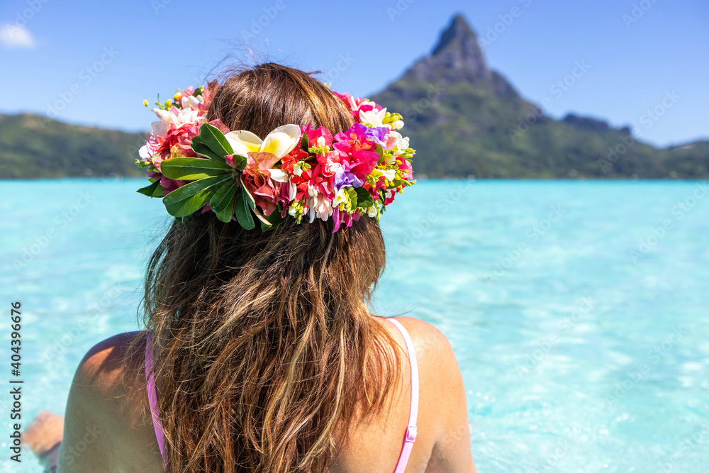 Ταπετσαρία Woman wearing colorful flower crown on vacation at beautiful tropical island Bor