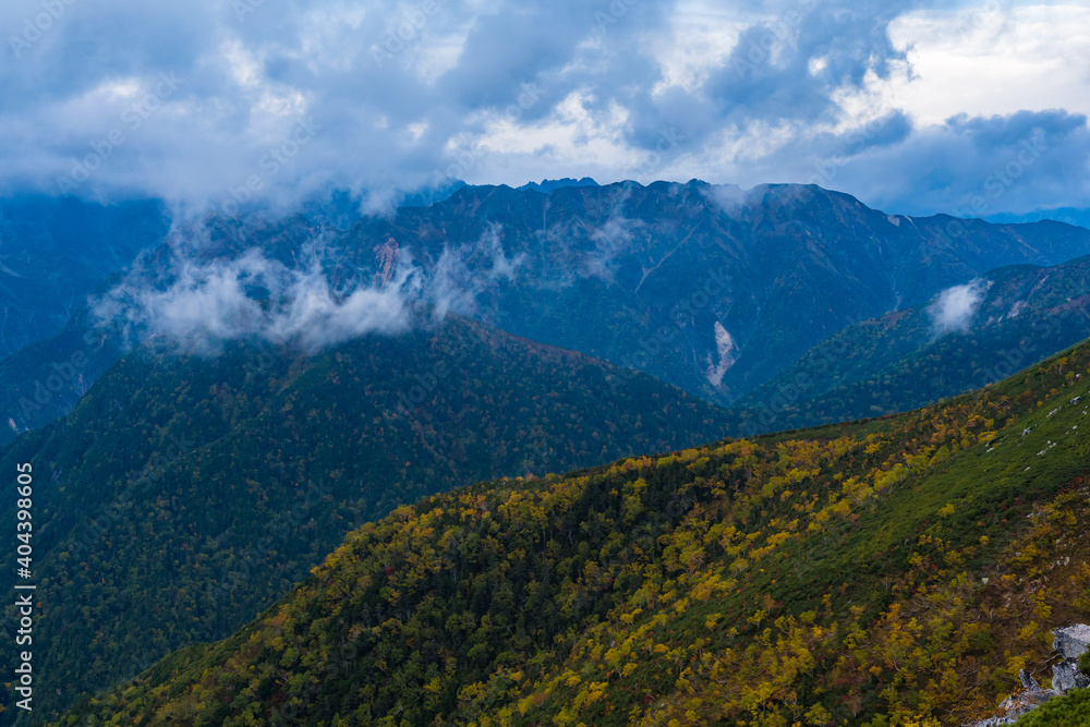 Obraz premium 常念岳 蝶ヶ岳 縦走 紅葉