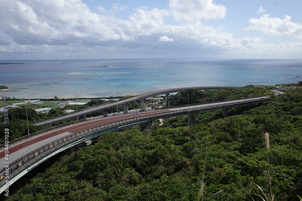 日本の沖縄のニライカナイ橋の美しい景色