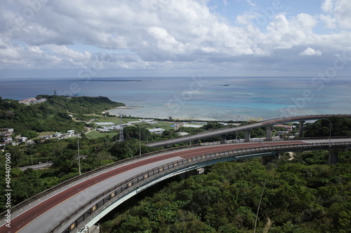 日本の沖縄のニライカナイ橋の美しい景色