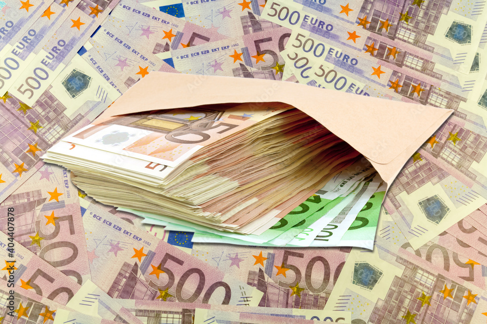 Liasse de billets dans enveloppe sur fond d’euros Liasse de billets dans enveloppe sur fond d’euros