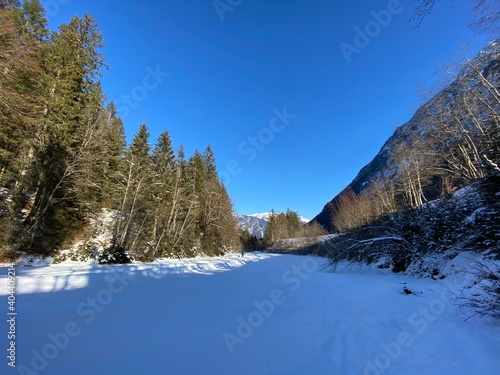 Schneeschuhwandern am Achensee Pertisau Tal Falzthurn in der Nähe von Schwaz Innsbruck Tirol Grenze zu Bayern am späten Nachmittag im Winter