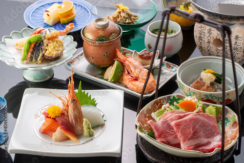 会席　料理 　刺身　鮪　調理　懐石　盛り付け　和食　日本　和紙　新鮮　鮮魚　お刺身　煮付
