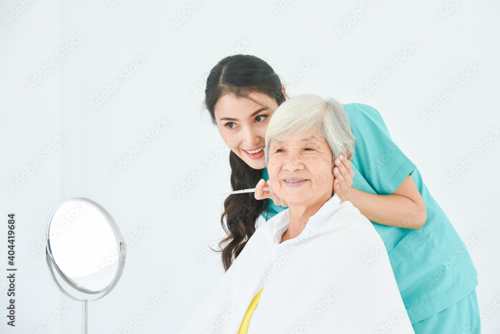 Φωτογραφία Nurse cutting senior patient’s hair at pension home.