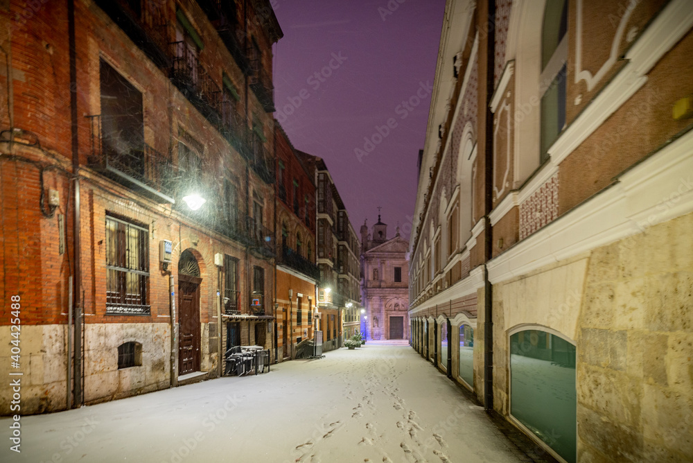 ciudad de Valladolid con nieve al amanecer en España Europa