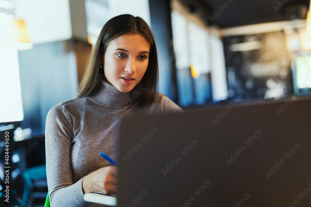 Ταπετσαρία Business woman sitting at table working on project