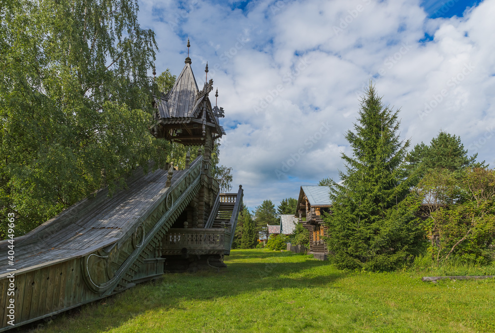 Obraz na plátně Carved wooden house in the village of Mandrogi Russia