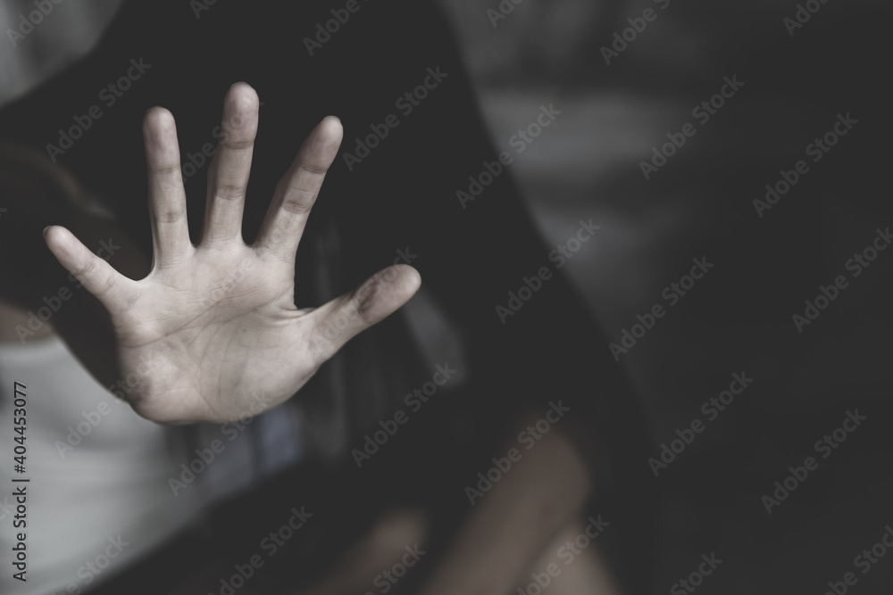 Fototapeta premium woman using hand palm to stop. stop violence against women campaign concept with copy space.