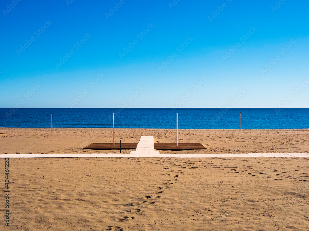 Fototapeta premium Camino de madera en la playa desierta de Fuengirola 