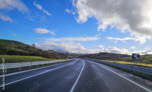 Autostrada asfalto bagnato in campagna