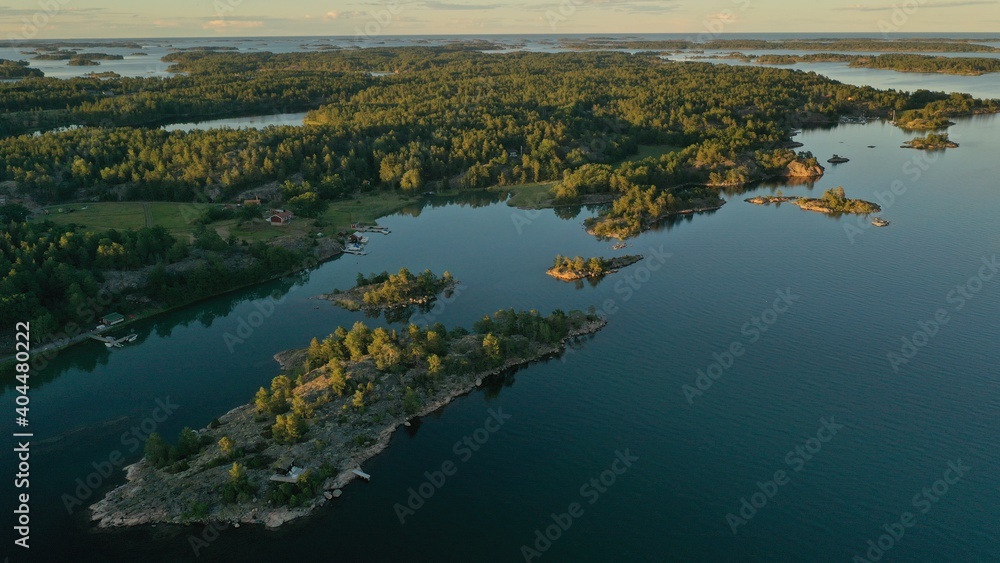 Stockholmer Schärenküste bei Uvmarö Sunnanvik in der Abenddämmerung Vogelperspektive Drohnenfoto