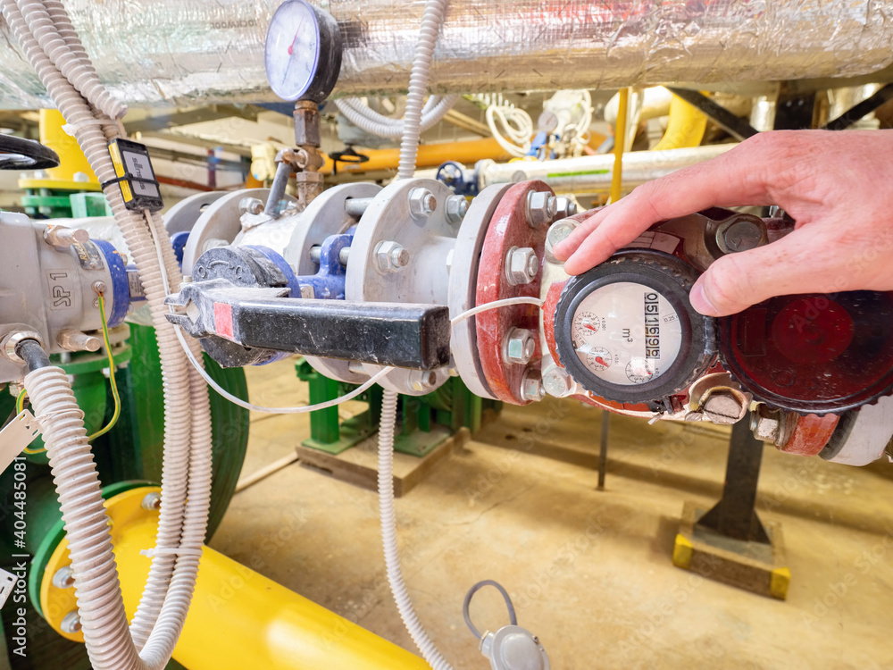 Ταπετσαρία Operator open hydrometer cover to check measuring of water consumption