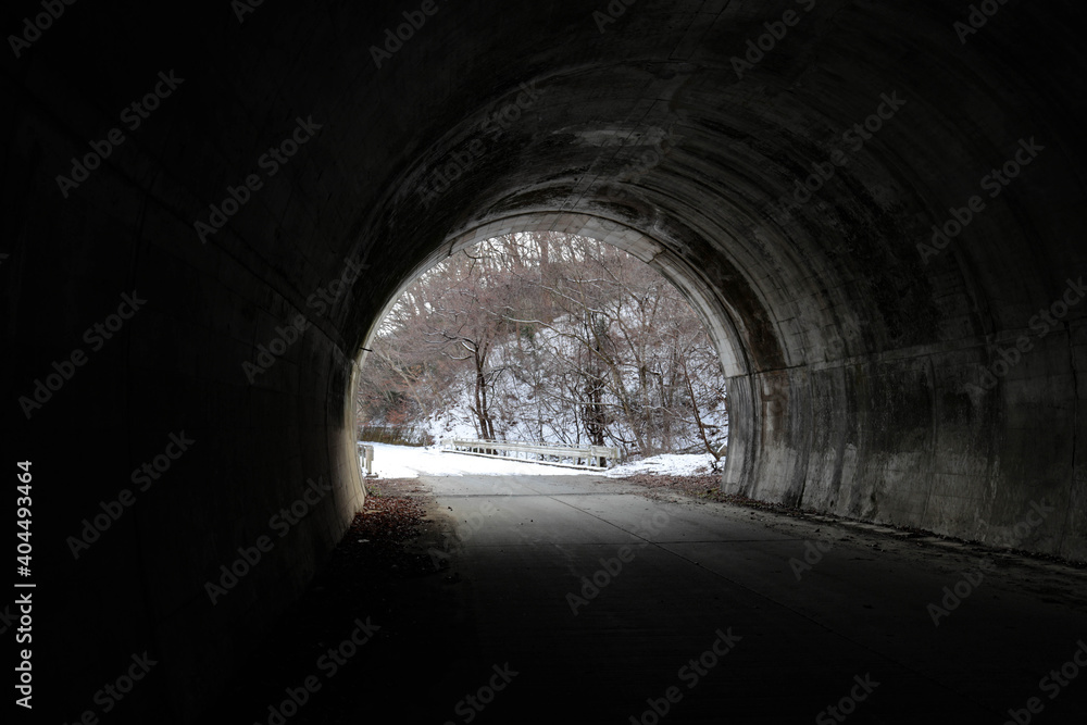 トンネルの先は雪景色。