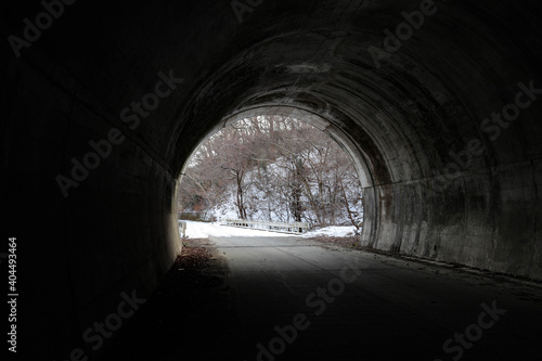 トンネルの先は雪景色。 © 華英 末綱