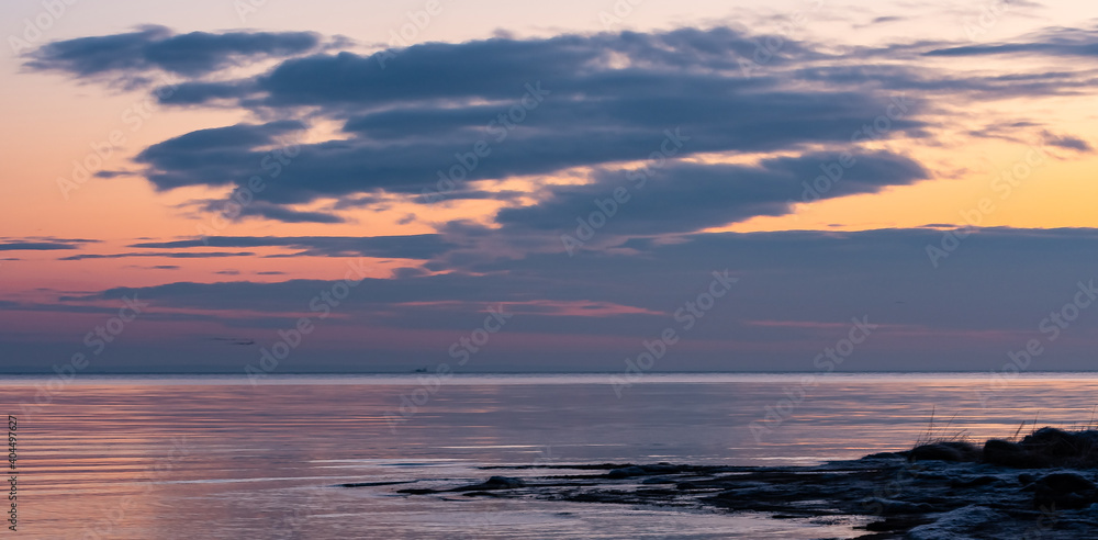 Obraz premium December sunrise with a beach and sea bay in the background