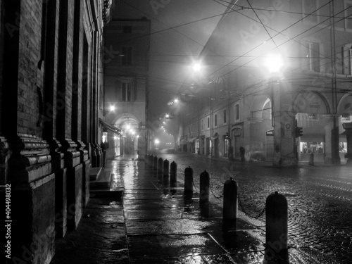 Photo Empty Street Amidst Buildings In City Of Modena In Italy At Night