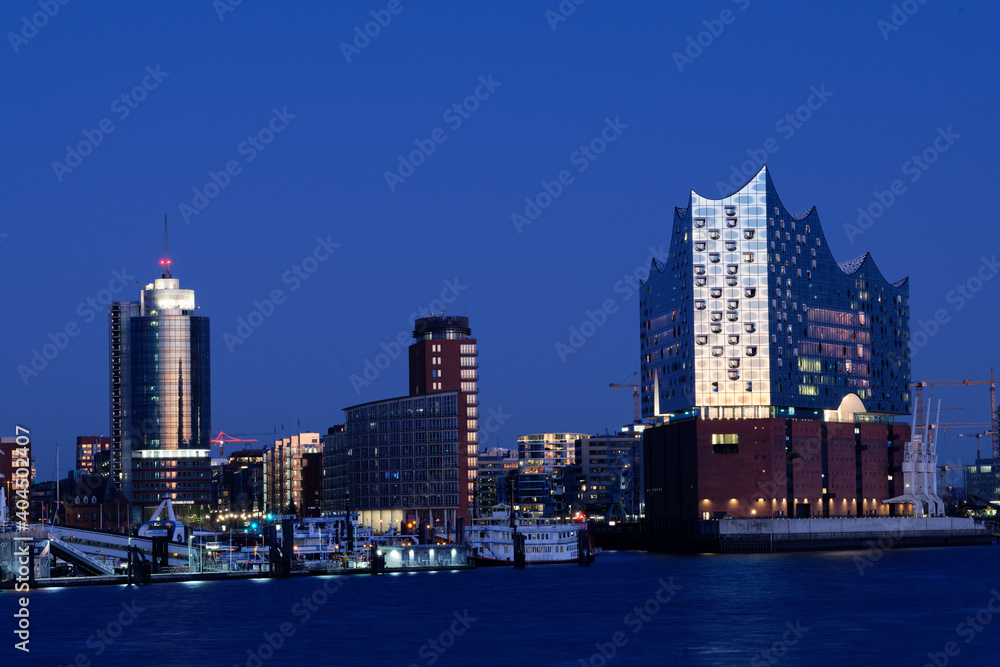 Fototapeta premium Elbphilharmonie Hamburg im Abendlicht