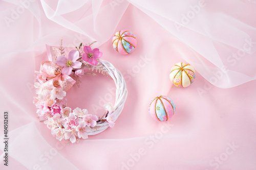 桜とハナミズキの春のリースと可愛い手毬 © HanaPhoto