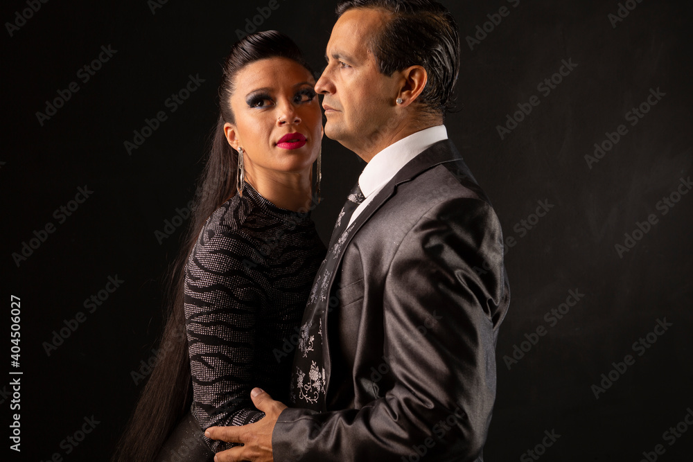 Pareja de baile de tango, profesionales, en estudio. imágenes de detalle.
Pareja de baile de tango, profesionales, en estudio. imágenes de detalle.