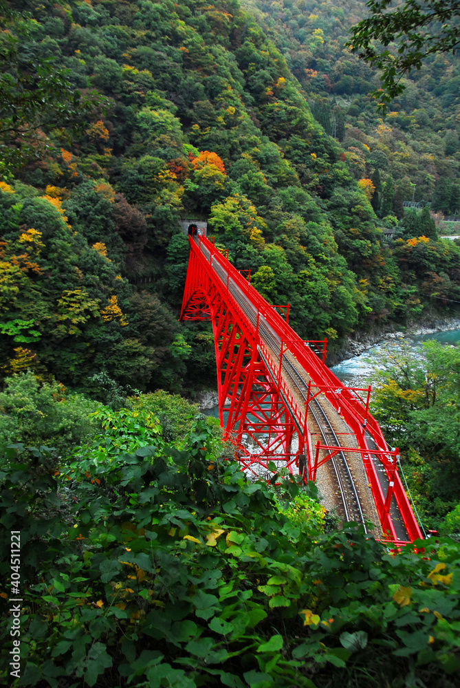 黒部峡谷・宇奈月の赤い鉄橋と紅葉