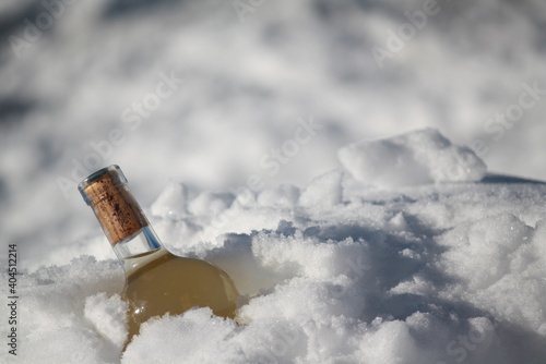 Vino blanco en la nieve blanca