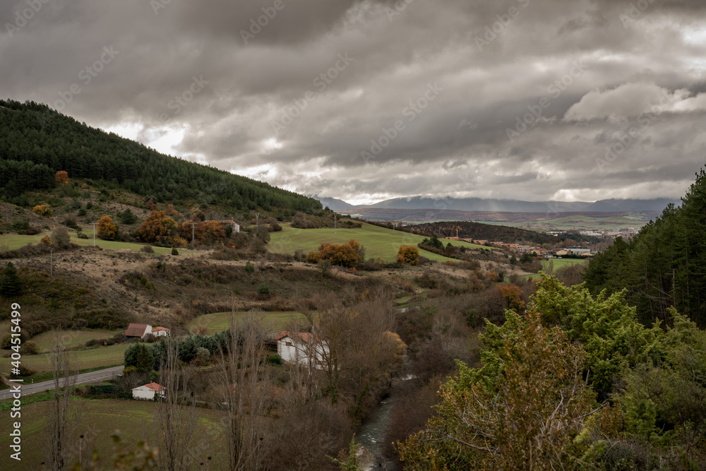 Fototapeta premium Paesaggio lungo il cammino di santiago durante una giornata molto nuvolosa