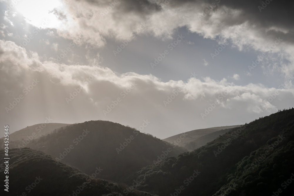 Vista su delle colline durante una giornata nuvolosa lungo il cammino di santiago