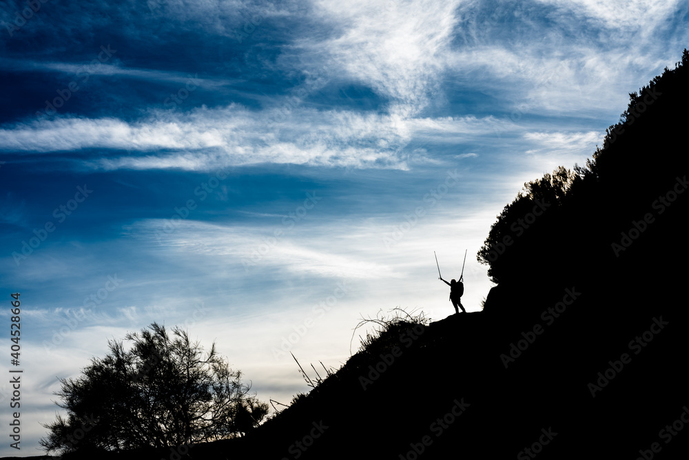 Φωτογραφία Silhouette di una ragazza felice di aver raggiunto un traguardo durante il cammi