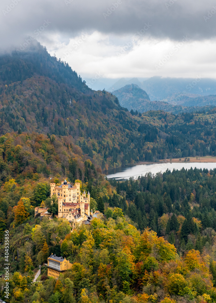 Φωτογραφία A view of Bavarian Alps, storm sky, lake and Hohenschwangau castle dating from t