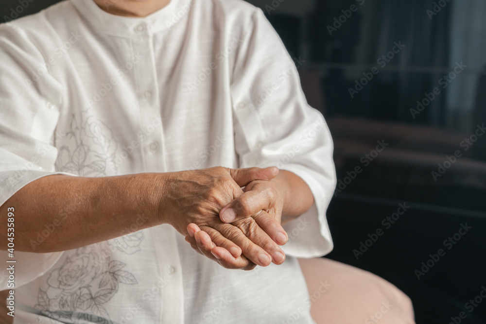 Φωτογραφία hand pain of old woman, healthcare problem of senior concept