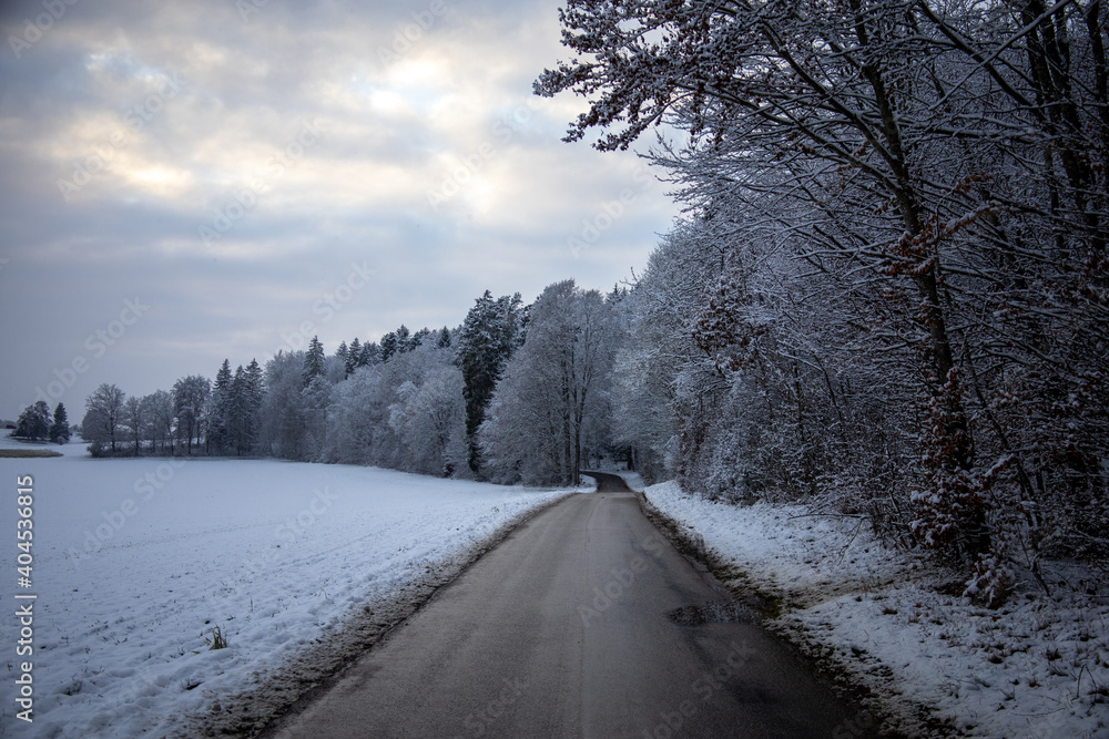 Winterlandschaft mit Schnee Wolken am Himmel Winterlandschaft mit Schnee Wolken am Himmel