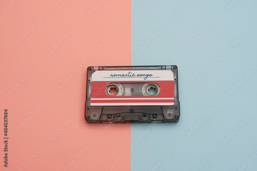 Fototapeta premium Casette colorido sobre fondo con colores pastel