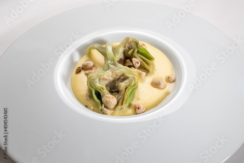 Fotografía Artichokes on fontina fondue with hazelnuts Tonda Gentile di Langa, Piedmont,