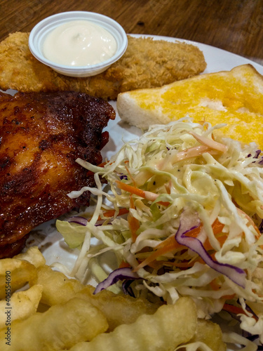 Obraz na płótnie Grilled chicken with fried fish w salonie