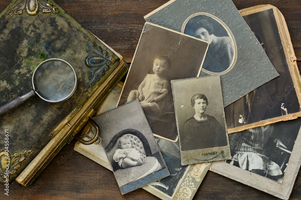 Φωτογραφία Old photo album and historical photos of family.