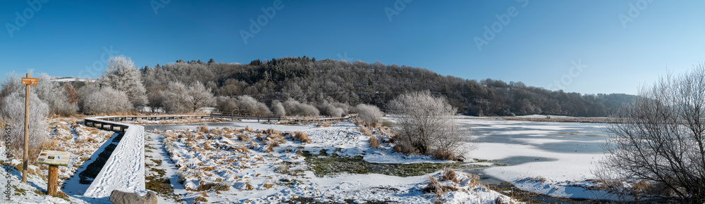 la butte aux marais, espace naturel sensible, en hiver sous la neige,Puy de Dôme,Auvergne. la butte aux marais, espace naturel sensible, en hiver sous la neige,Puy de Dôme,Auvergne.