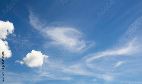 Ciel bleu avec des nuages type Stratus  Stratocumulus  Altocumulus  Altostratus  Cirrus
