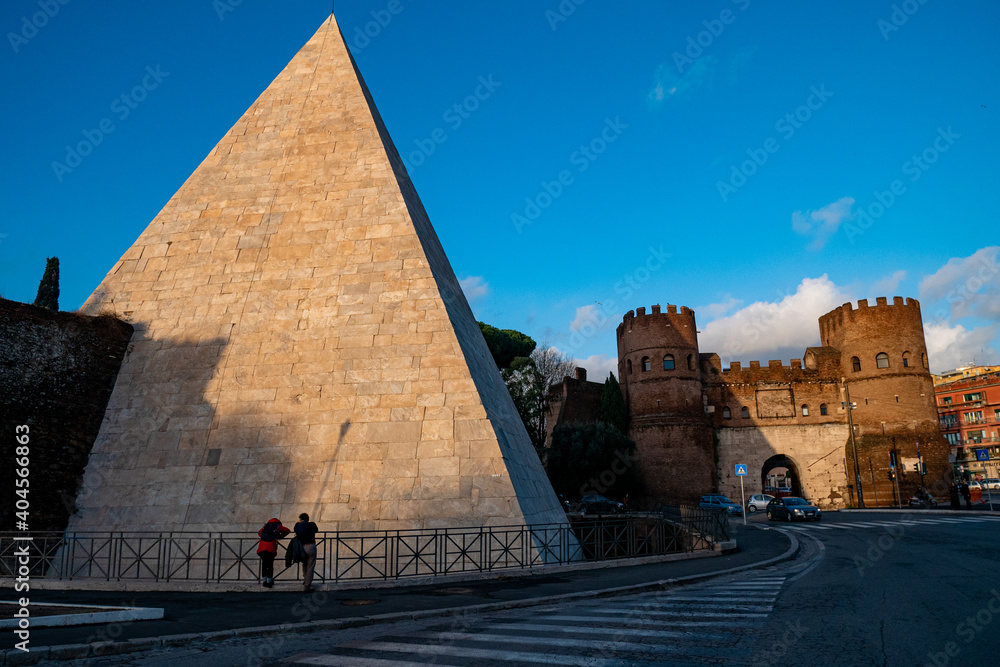Φωτογραφία Pirámide Cestia (o Pirámide de Cayo Cestio) es una pirámide de estilo egipcio que se encuentra en Roma, junto a la Porta San Paolo y al cementerio protestante de la ciudad